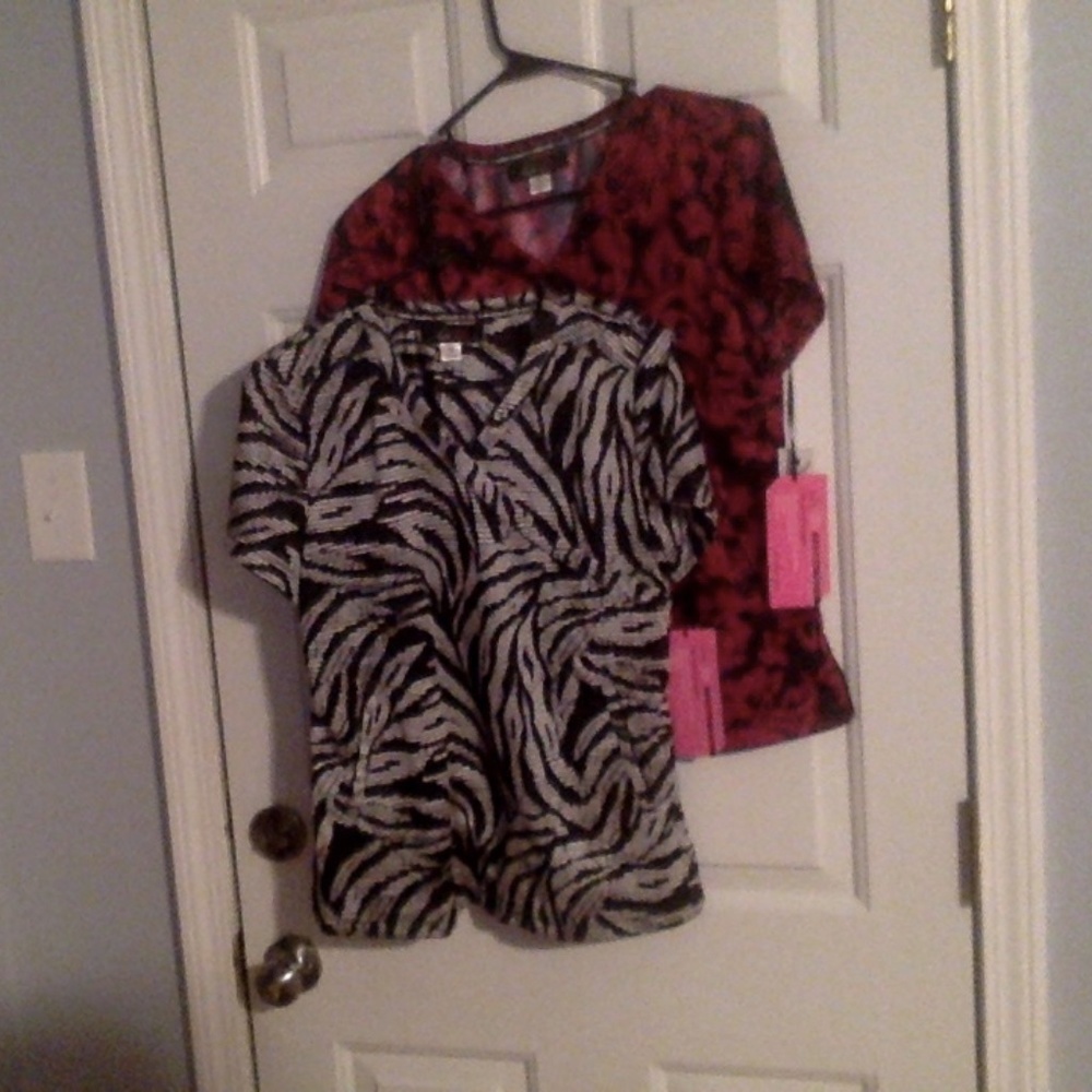 *SALE* New 2 koiLite Scrub Tops Size Small Koi Lite Wrinkle Free